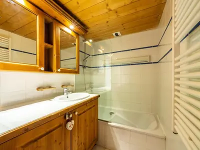 Salle de bains dans l'établissement Résidence Ecrin Des Neiges - Appartement confortable · Wifi · Balcon MAE-2634