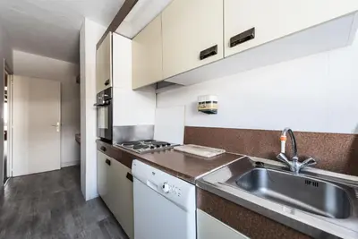 Cuisine ou kitchenette dans l'établissement Résidence Bec Rouge - Appartement spacieux·Skis aux pieds·Balcon MAE-2674