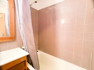 Salle de bains dans l'établissement Résidence Hameau Du Borsat 3 - Appartement lumineux · Accès direct aux pistes MAE-2684