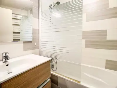 Salle de bains dans l'établissement Résidence Hameau Du Borsat 3 - 2 pièces cabine 35-45m² MAE-2704