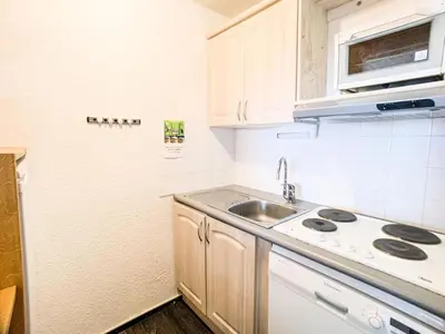 Cuisine ou kitchenette dans l'établissement Résidence Hameau Du Borsat 3 - 2 pièces cabine 35-45m² MAE-2704
