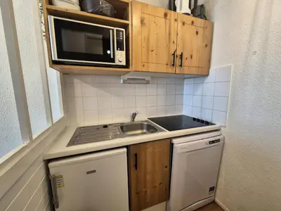Cuisine ou kitchenette dans l'établissement Résidence Hameau Du Borsat 3 - Appartement 6 personnes au Val Claret avec balcon MAE-2714