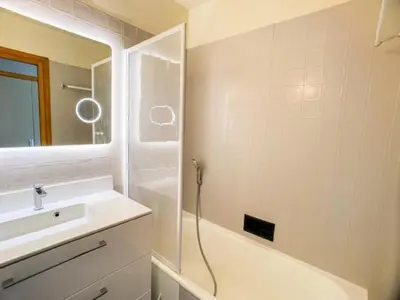 Salle de bains dans l'établissement Résidence Combe Folle - Appartement lumineux·Proches des pistes·Balcon vue MAE-2754