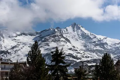 Vue générale sur la montagne ou vue sur la montagne depuis l'appartement