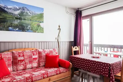 Coin salon dans l'établissement Résidence Bec Rouge - Appartement lumineux·Accès direct aux pistes·Balco MAE-2824