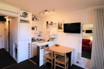 Cuisine ou kitchenette dans l'établissement Résidence Home Club - Studio avec vue imprenable retour ski aux pieds MAE-6474