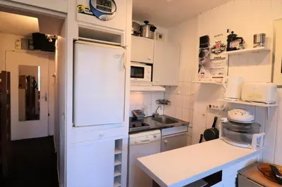 Cuisine ou kitchenette dans l'établissement Résidence Home Club - Studio avec vue imprenable retour ski aux pieds MAE-6474