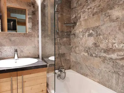 Salle de bains dans l'établissement Résidence Archeboc - Appartement 2 pièces/5 personnes à Arc 1800 proche des pistes dans le village de Charmettoger MAE-1758