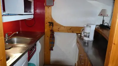 Cuisine ou kitchenette dans l'établissement Résidence Bequi-rouge - Appartement 2 pièces 5 personnes, proche des pistes, au cœur de la station d’Arc 1800 dans le village des Villards MAE-1764