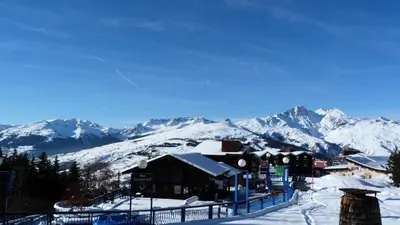 Vue générale sur la montagne ou vue sur la montagne depuis l'appartement