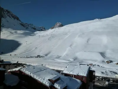 L'établissement Résidence Les Grandes Platieres Ii - Très bel appartement de 4 pièces pr 6 personnes situé à Tignes quartier du Val Claret proche des pistes et des commerces. Appart MAE-2039 en hiver