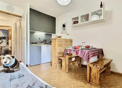 Cuisine ou kitchenette dans l'établissement Résidence Divaria - Studio cabine 4 personnes à Tignes au pied des pistes et proche des commerces dans le quartier du Lac. Situé en rez de jardin d' MAE-2114