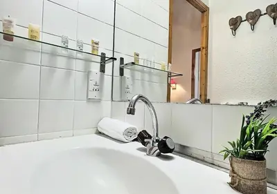 Salle de bains dans l'établissement Résidence Divaria - Studio cabine 4 personnes à Tignes au pied des pistes et proche des commerces dans le quartier du Lac. Situé en rez de jardin d' MAE-2114