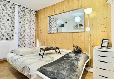 Un ou plusieurs lits dans un hébergement de l'établissement Résidence Divaria - Studio cabine 4 personnes à Tignes au pied des pistes et proche des commerces dans le quartier du Lac. Situé en rez de jardin d' MAE-2114