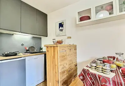Cuisine ou kitchenette dans l'établissement Résidence Divaria - Studio cabine 4 personnes à Tignes au pied des pistes et proche des commerces dans le quartier du Lac. Situé en rez de jardin d' MAE-2114