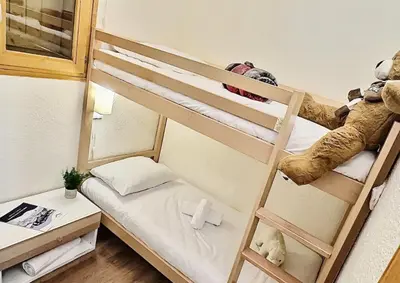 Un ou plusieurs lits dans un hébergement de l'établissement Résidence Divaria - Studio cabine 4 personnes à Tignes au pied des pistes et proche des commerces dans le quartier du Lac. Situé en rez de jardin d' MAE-2114