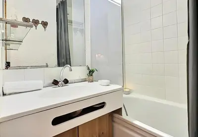 Salle de bains dans l'établissement Résidence Divaria - Studio cabine 4 personnes à Tignes au pied des pistes et proche des commerces dans le quartier du Lac. Situé en rez de jardin d' MAE-2114