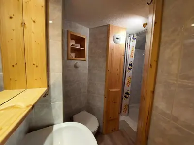 Salle de bains dans l'établissement Résidence Aiguille Grive Bat I - Appartement 4 pièces en duplex pour 10 personnes à Arc 1800 dans le village de Charmettoger, au pied des pistes MAE-2172