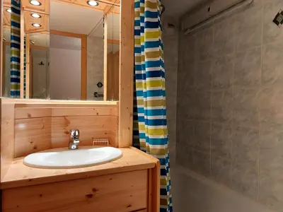 Salle de bains dans l'établissement Résidence Aiguille Grive Bat I - Appartement 4 pièces en duplex pour 10 personnes à Arc 1800 dans le village de Charmettoger, au pied des pistes MAE-2172