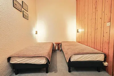 Un ou plusieurs lits dans un hébergement de l'établissement Résidence Arandelieres - Beau duplex pour 8 personnes, au coeur de la station d'Arc 1800 avec une vue plongeante sur la vallée MAE-2173