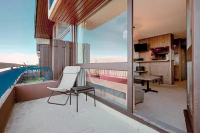 Balcon ou terrasse dans l'établissement Résidence Arandelieres - Beau duplex pour 8 personnes, au coeur de la station d'Arc 1800 avec une vue plongeante sur la vallée MAE-2173