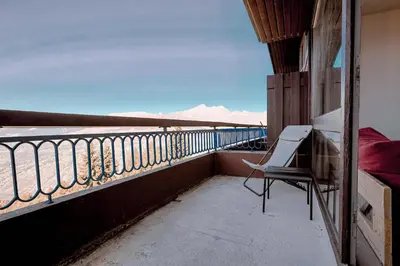 Balcon ou terrasse dans l'établissement Résidence Arandelieres - Beau duplex pour 8 personnes, au coeur de la station d'Arc 1800 avec une vue plongeante sur la vallée MAE-2173