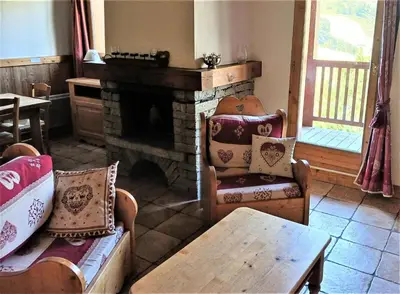 Coin salon dans l'établissement Résidence Le Chamois - Très bel appartement de style montagne, spacieux situé à proximité des pistes MAE-3544