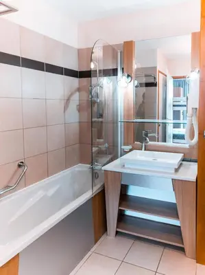 Salle de bains dans l'établissement Résidence Les Souverains - Charmant appartement de 3 pièces dans une résidence proche des pistes dans le quartier du Chantel. MAE-8134