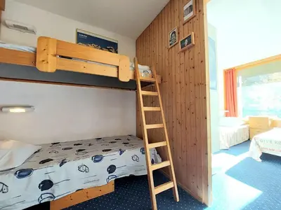 Un ou plusieurs lits dans un hébergement de l'établissement Appartement 2 pièces, balcon, Wifi gratuit - FR-1-346-478