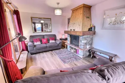 Coin salon dans l'établissement Chalet Camomille - Confortable chalet dans un quartier calme avec une vue imprenable sur la vallée et le Mont Blanc MAE-0967