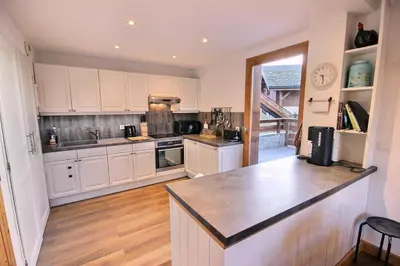 Cuisine ou kitchenette dans l'établissement Chalet Camomille - Confortable chalet dans un quartier calme avec une vue imprenable sur la vallée et le Mont Blanc MAE-0967