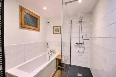 Salle de bains dans l'établissement Chalet Camomille - Confortable chalet dans un quartier calme avec une vue imprenable sur la vallée et le Mont Blanc MAE-0967