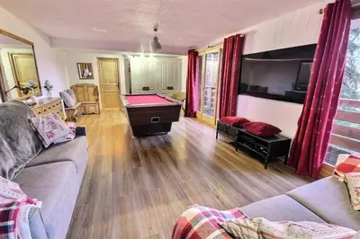 Télévision ou salle de divertissement dans l'établissement Chalet Camomille - Confortable chalet dans un quartier calme avec une vue imprenable sur la vallée et le Mont Blanc MAE-0967