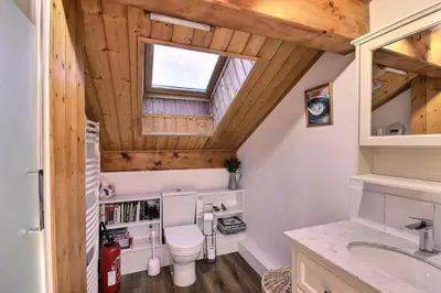 Salle de bains dans l'établissement Chalet Camomille - Confortable chalet dans un quartier calme avec une vue imprenable sur la vallée et le Mont Blanc MAE-0967
