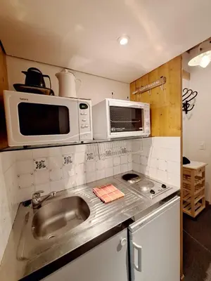 Cuisine ou kitchenette dans l'établissement Studio in Front De Neige Charvet Arc 1800