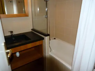 Salle de bains dans l'établissement Résidence Ruitor Arc 1800 - Appartement 2 pièces 5 personnes dans une résidence calme, proche du télécabine dans le village de Charmettoger à Arc 1800 MAE-2190