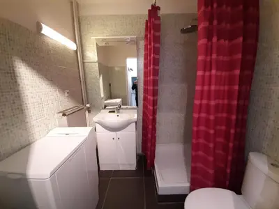 Salle de bains dans l'établissement Studio central à Tignes, proche pistes, balcon - FR-1-449-189
