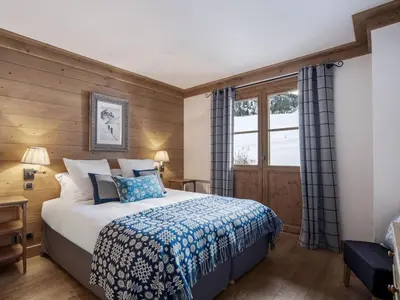 Un ou plusieurs lits dans un hébergement de l'établissement Grand chalet luxe au pied des pistes avec sauna à Courchevel 1650 - FR-1-563-111