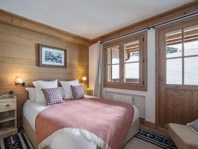 Un ou plusieurs lits dans un hébergement de l'établissement Grand chalet luxe au pied des pistes avec sauna à Courchevel 1650 - FR-1-563-111
