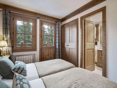 Un ou plusieurs lits dans un hébergement de l'établissement Grand chalet luxe au pied des pistes avec sauna à Courchevel 1650 - FR-1-563-111