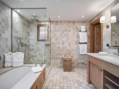 Salle de bains dans l'établissement Grand chalet luxe au pied des pistes avec sauna à Courchevel 1650 - FR-1-563-111