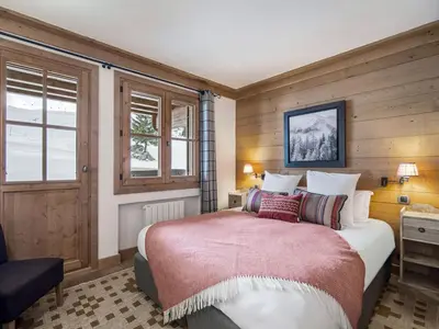 Un ou plusieurs lits dans un hébergement de l'établissement Grand chalet luxe au pied des pistes avec sauna à Courchevel 1650 - FR-1-563-111