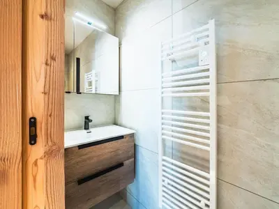 Salle de bains dans l'établissement Appartement rénové 2 pièces cabine proche pistes avec WIFI - FR-1-502-463