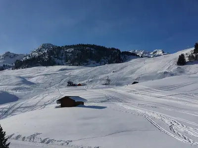 Plan de l'établissement Appartement rénové 100m², terrasse sud, parking couvert, ski in-ski out, 3 chambres, 6 pers - FR-1-575-133