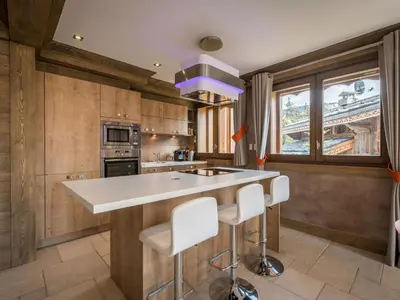 Plan de l'établissement Appartement rénové 100m², terrasse sud, parking couvert, ski in-ski out, 3 chambres, 6 pers - FR-1-575-133