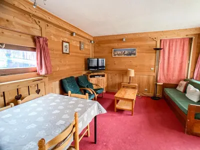 Télévision ou salle de divertissement dans l'établissement Appartement lumineux proche pistes et commerces, balcon, 6 personnes, parking - FR-1-502-468