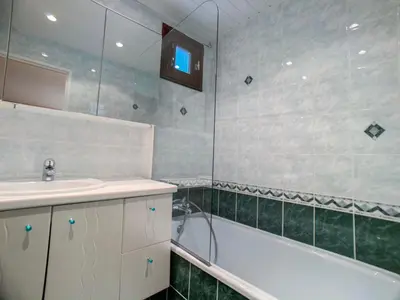 Salle de bains dans l'établissement Appartement lumineux proche pistes et commerces, balcon, 6 personnes, parking - FR-1-502-468