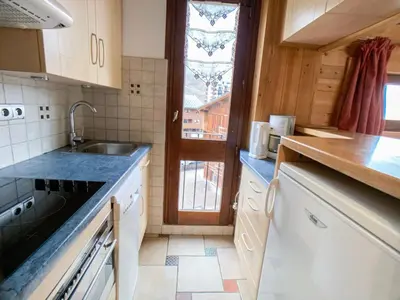 Cuisine ou kitchenette dans l'établissement Appartement lumineux proche pistes et commerces, balcon, 6 personnes, parking - FR-1-502-468