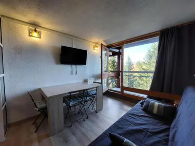 Télévision ou salle de divertissement dans l'établissement Résidence Belles Challes - Très beau studio rénové pour 4 personnes, skis aux pieds et proche des commerces dans le village du Charvet à Arc 1800 MAE-1404