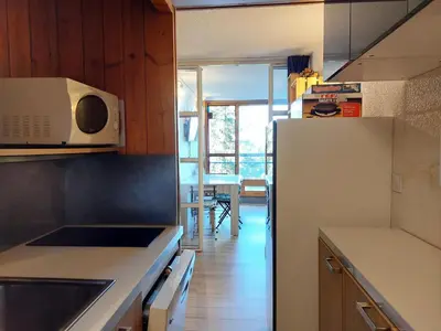 Cuisine ou kitchenette dans l'établissement Résidence Belles Challes - Très beau studio rénové pour 4 personnes, skis aux pieds et proche des commerces dans le village du Charvet à Arc 1800 MAE-1404
